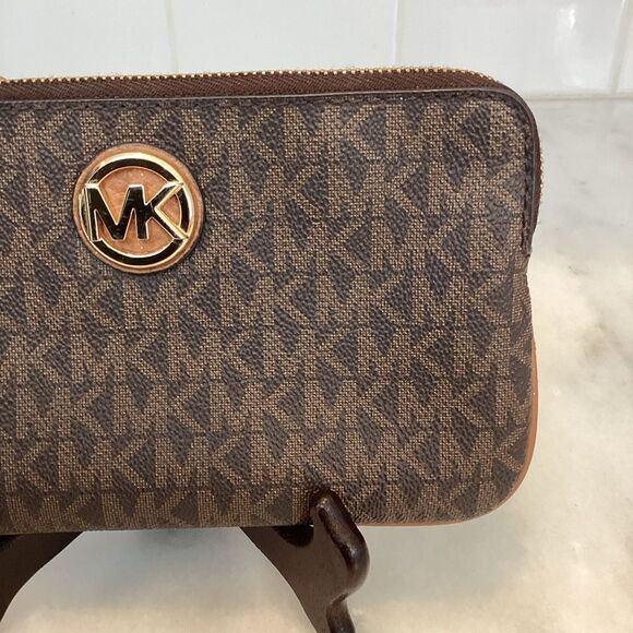 Michael Kors Signature Logo Saffiano Leather Mid-sized Wristlet Clutch Wallet - Picture 3 of 14